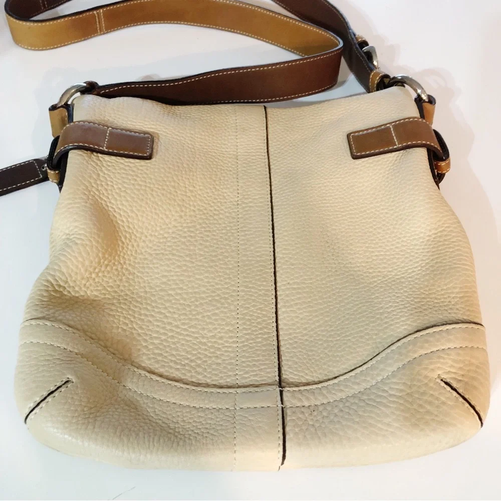 COACH Elegant Tan and Brown Trim Leather Shoulder-bag MO5S-3771